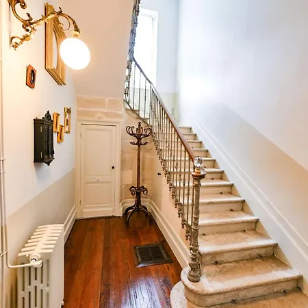 Bed & Breakfast De L'art A La Maniere - D'hotes De Charme - 2 De Gamme - Ideal Couple & Famille - Piscine - Terrasse - Calme - 15min Saint-emilion - Experience Restauration D'oeuvre D'art 3*
