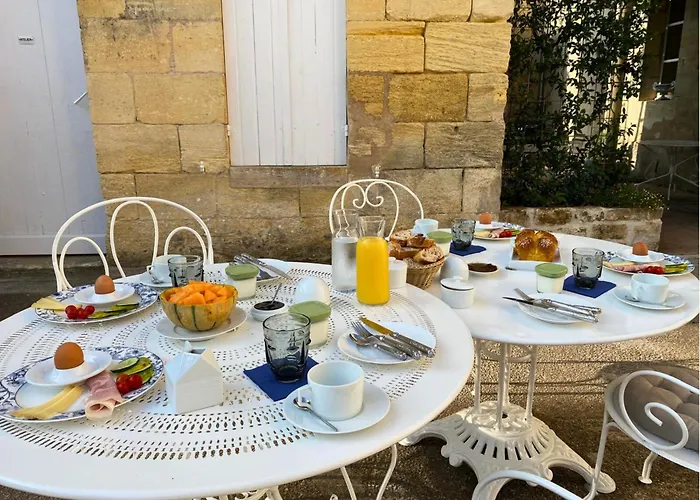 Bed and Breakfast De L'art A La Maniere - D'hotes De Charme - 2 De Gamme - Ideal Couple & Famille - Piscine - Terrasse - Calme - 15min Saint-emilion - Experience Restauration D'oeuvre D'art Branne (Gironde)