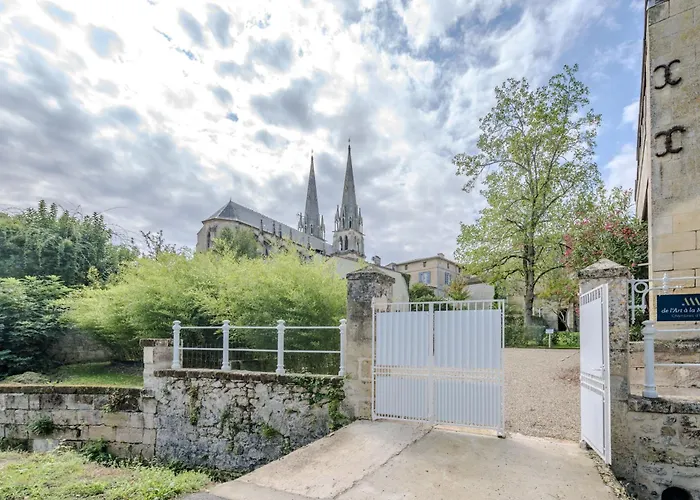 De L'art A La Maniere - D'hotes De Charme - 2 De Gamme - Ideal Couple & Famille - Piscine - Terrasse - Calme - 15min Saint-emilion - Experience Restauration D'oeuvre D'art Bed & Breakfast Branne (Gironde)